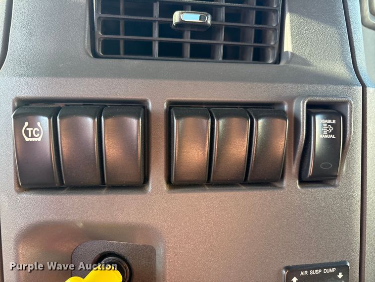 image for item EF6160 2018 Peterbilt 579 semi truck