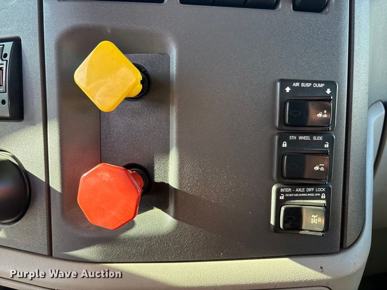 image for item EF6160 2018 Peterbilt 579 semi truck