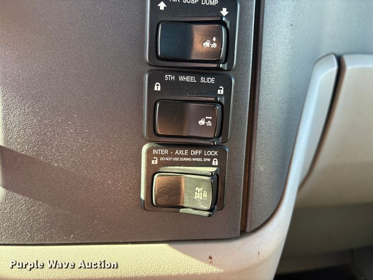 image for item EF6160 2018 Peterbilt 579 semi truck