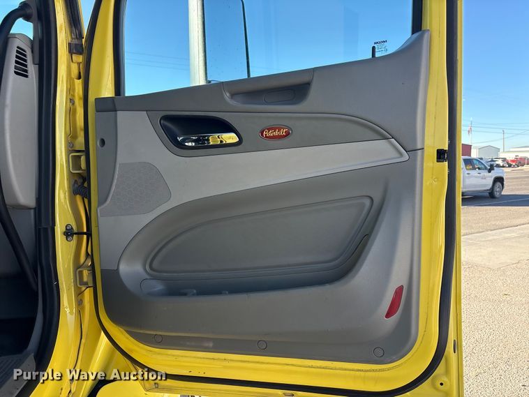 image for item EF6160 2018 Peterbilt 579 semi truck