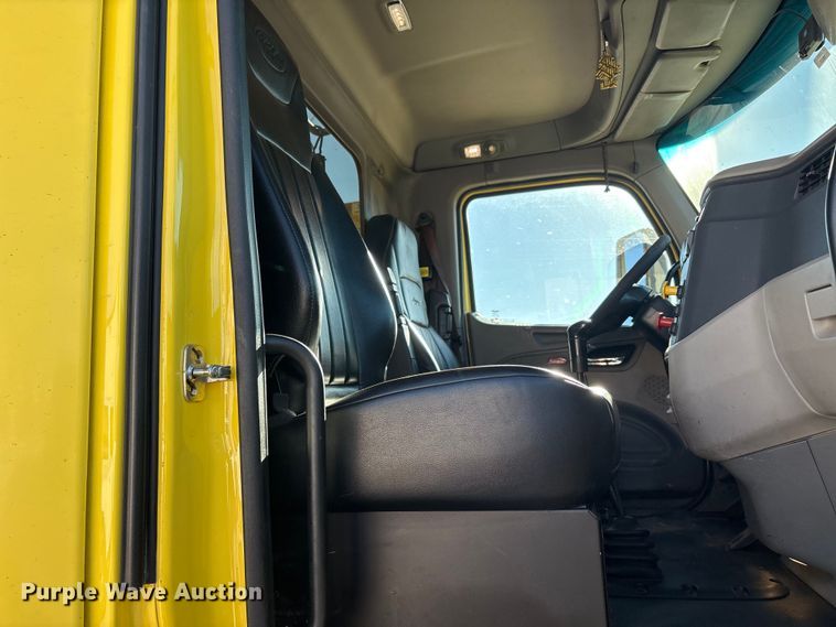 image for item EF6160 2018 Peterbilt 579 semi truck