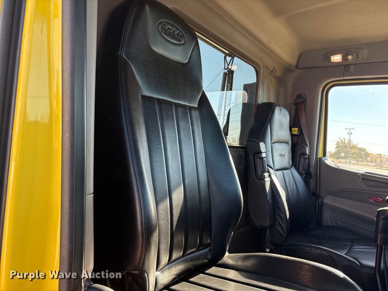 image for item EF6160 2018 Peterbilt 579 semi truck