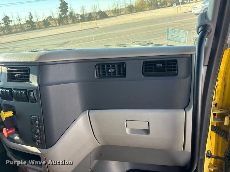 image for item EF6160 2018 Peterbilt 579 semi truck