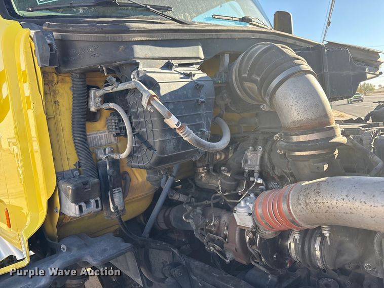 image for item EF6160 2018 Peterbilt 579 semi truck