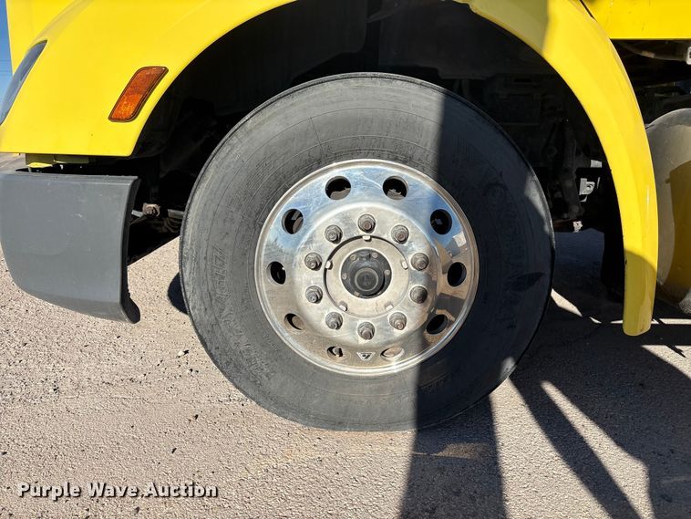 image for item EF6160 2018 Peterbilt 579 semi truck