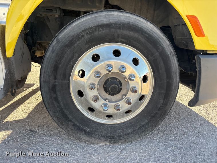 image for item EF6160 2018 Peterbilt 579 semi truck