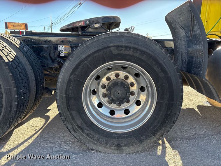 image for item EF6160 2018 Peterbilt 579 semi truck