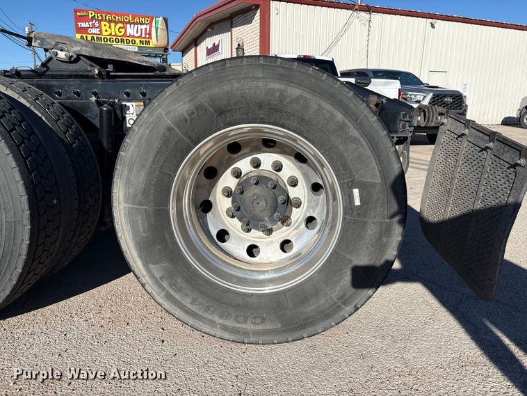 image for item EF6160 2018 Peterbilt 579 semi truck