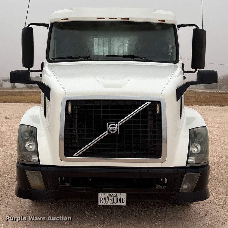 image for item EF6249 2013 Volvo VNL semi truck