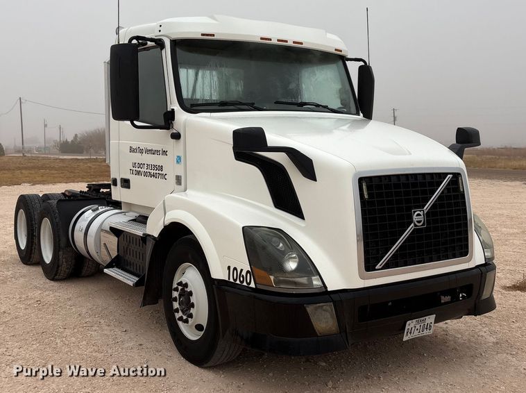 image for item EF6249 2013 Volvo VNL semi truck