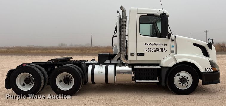 image for item EF6249 2013 Volvo VNL semi truck
