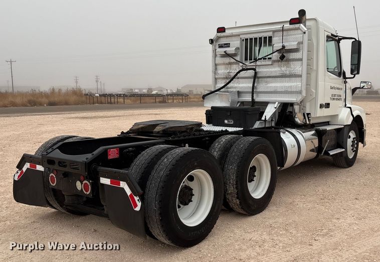image for item EF6249 2013 Volvo VNL semi truck