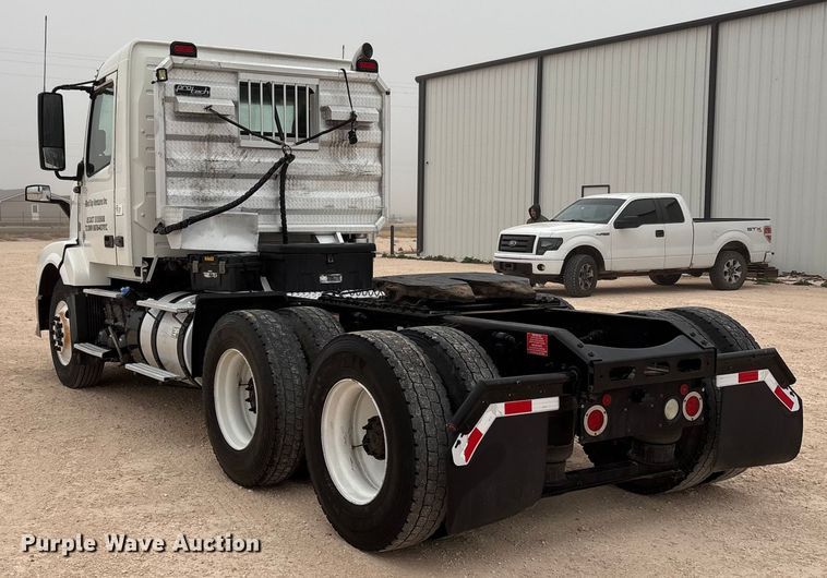 image for item EF6249 2013 Volvo VNL semi truck