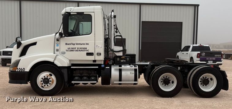 image for item EF6249 2013 Volvo VNL semi truck