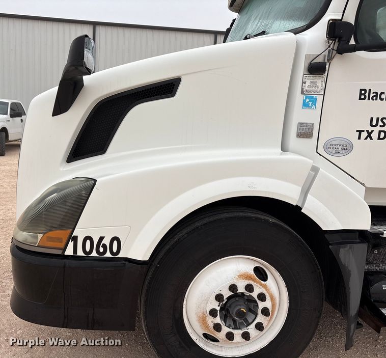 image for item EF6249 2013 Volvo VNL semi truck