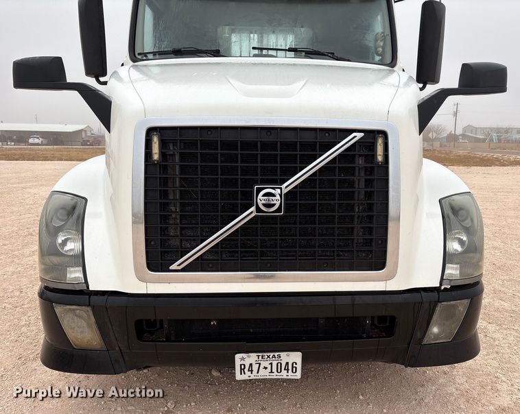 image for item EF6249 2013 Volvo VNL semi truck