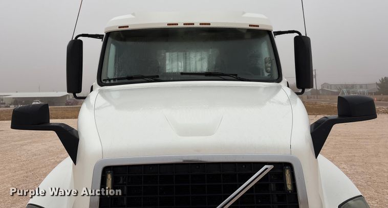 image for item EF6249 2013 Volvo VNL semi truck