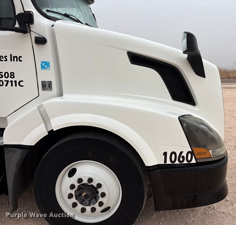 image for item EF6249 2013 Volvo VNL semi truck