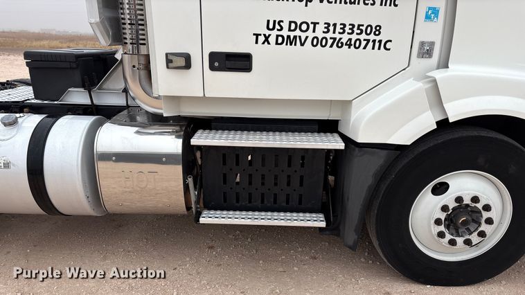 image for item EF6249 2013 Volvo VNL semi truck