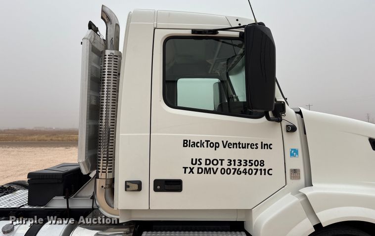 image for item EF6249 2013 Volvo VNL semi truck