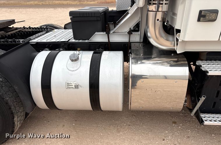 image for item EF6249 2013 Volvo VNL semi truck