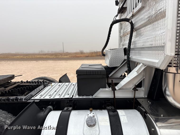 image for item EF6249 2013 Volvo VNL semi truck