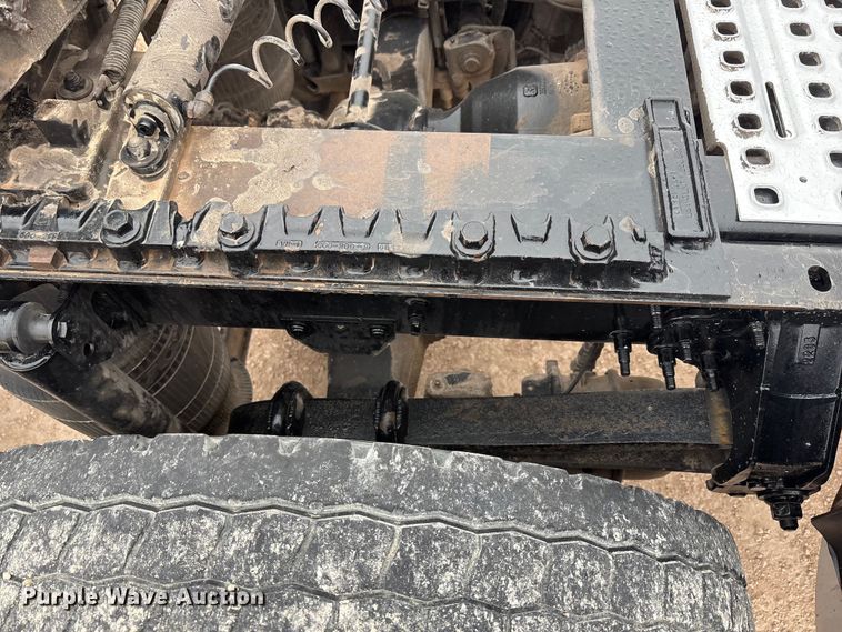 image for item EF6249 2013 Volvo VNL semi truck