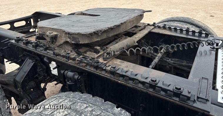 image for item EF6249 2013 Volvo VNL semi truck