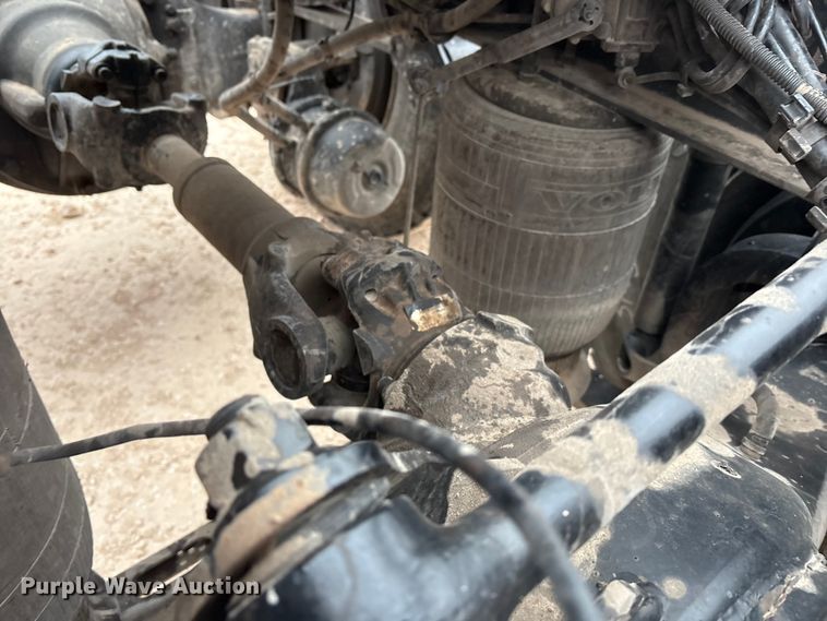 image for item EF6249 2013 Volvo VNL semi truck