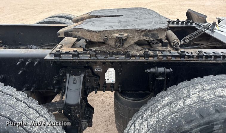 image for item EF6249 2013 Volvo VNL semi truck