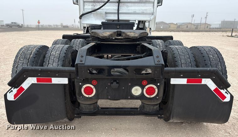 image for item EF6249 2013 Volvo VNL semi truck