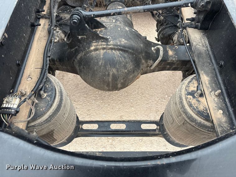 image for item EF6249 2013 Volvo VNL semi truck