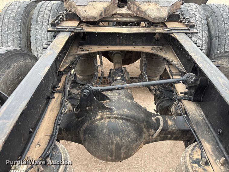 image for item EF6249 2013 Volvo VNL semi truck