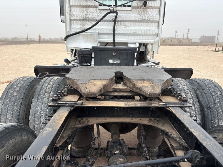 image for item EF6249 2013 Volvo VNL semi truck