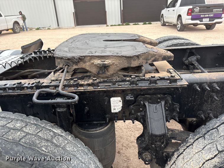 image for item EF6249 2013 Volvo VNL semi truck