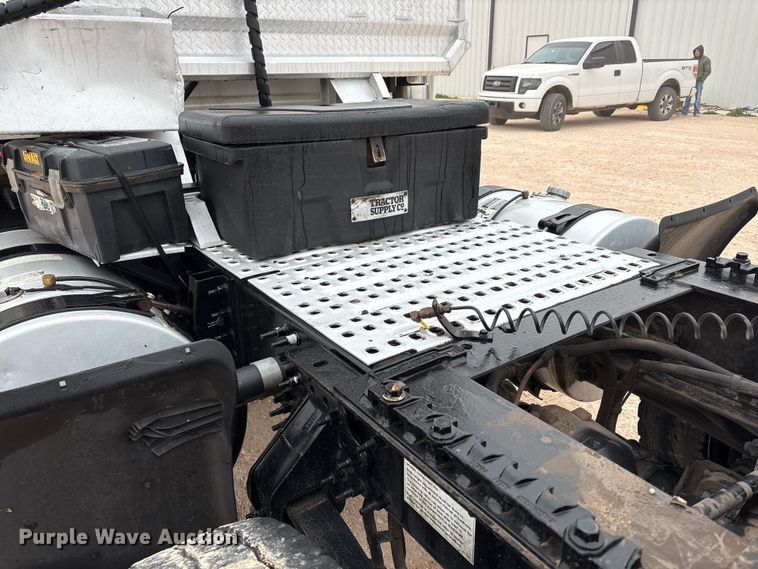 image for item EF6249 2013 Volvo VNL semi truck