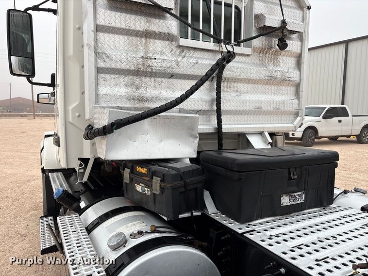 image for item EF6249 2013 Volvo VNL semi truck