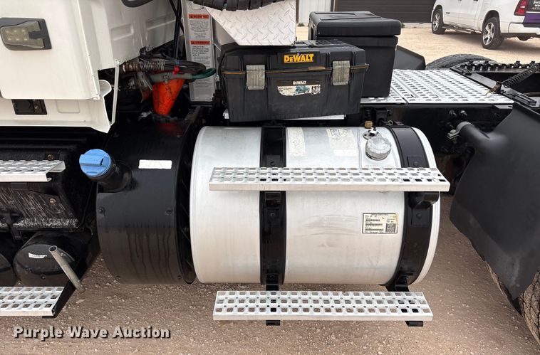 image for item EF6249 2013 Volvo VNL semi truck