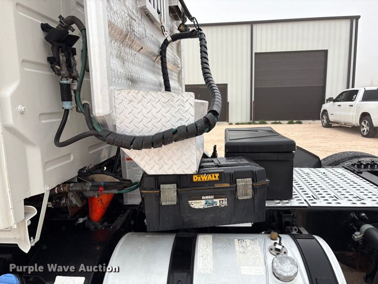 image for item EF6249 2013 Volvo VNL semi truck