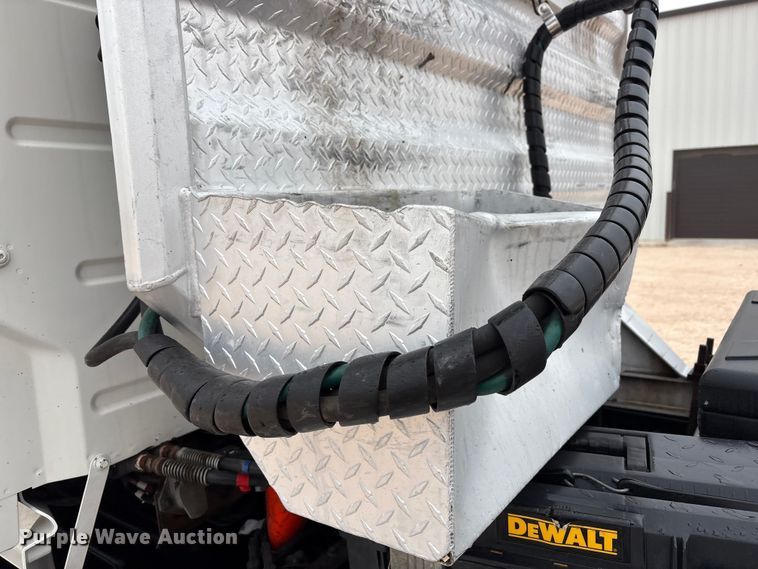 image for item EF6249 2013 Volvo VNL semi truck