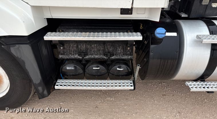 image for item EF6249 2013 Volvo VNL semi truck