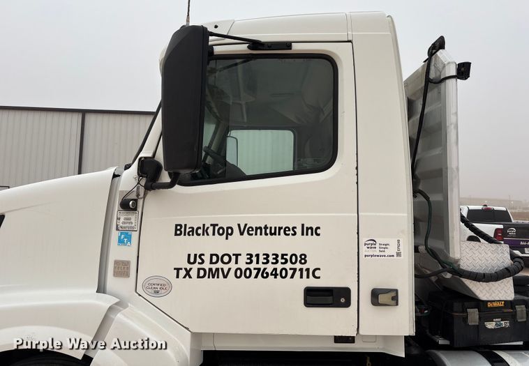 image for item EF6249 2013 Volvo VNL semi truck