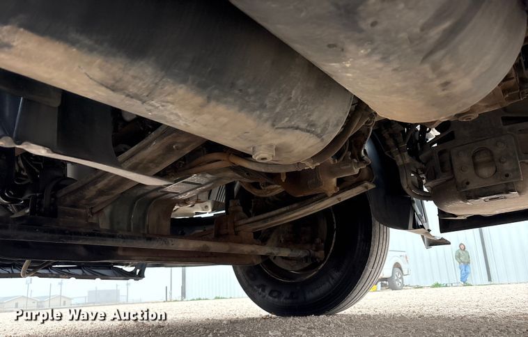 image for item EF6249 2013 Volvo VNL semi truck