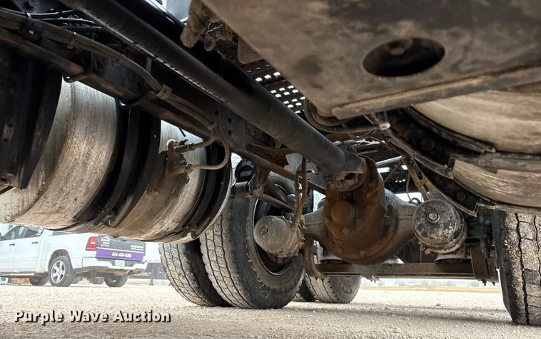 image for item EF6249 2013 Volvo VNL semi truck