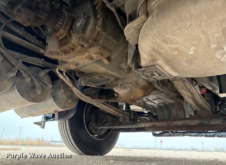 image for item EF6249 2013 Volvo VNL semi truck