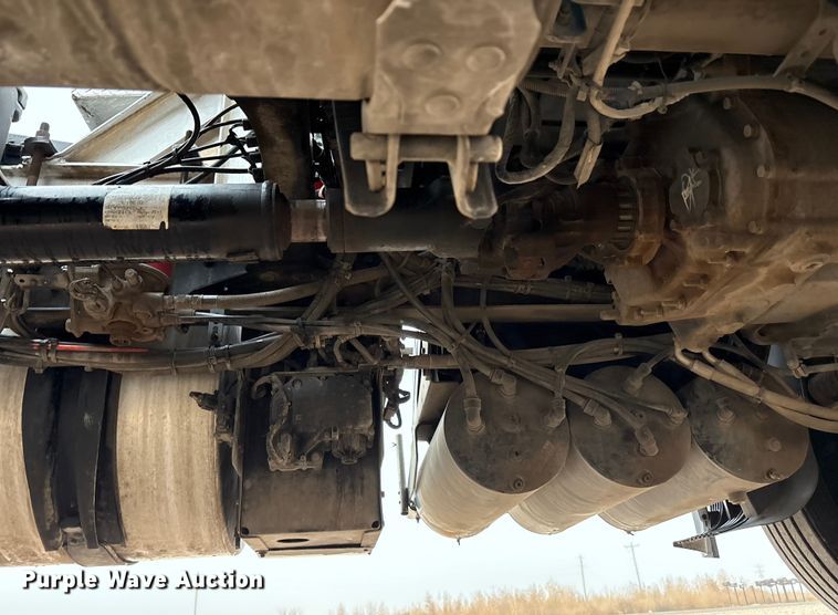 image for item EF6249 2013 Volvo VNL semi truck