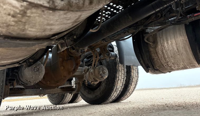 image for item EF6249 2013 Volvo VNL semi truck