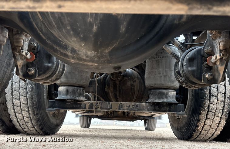 image for item EF6249 2013 Volvo VNL semi truck