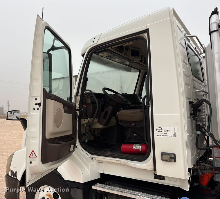 image for item EF6249 2013 Volvo VNL semi truck