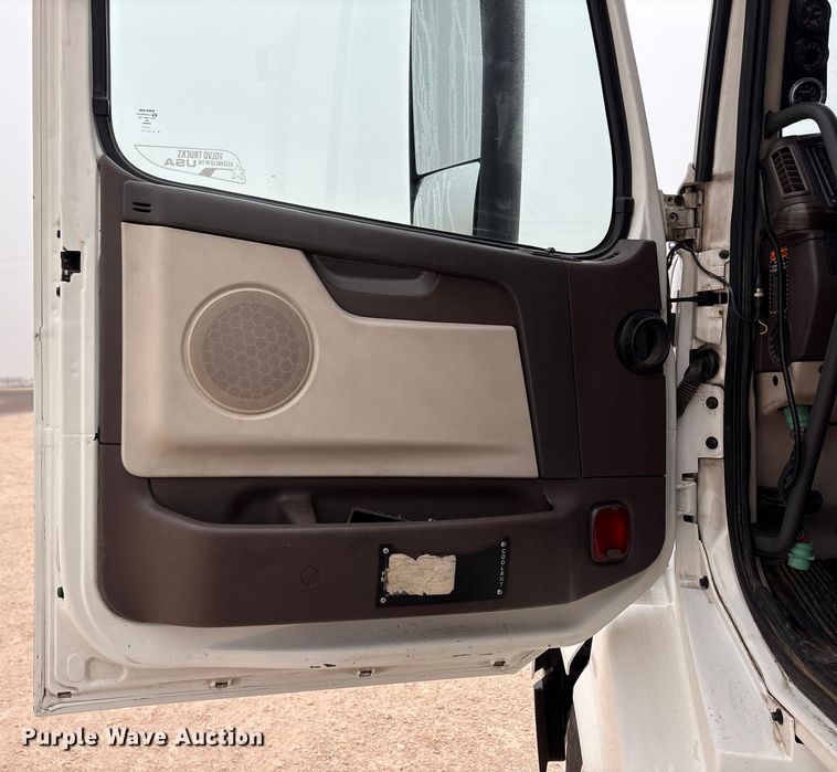 image for item EF6249 2013 Volvo VNL semi truck